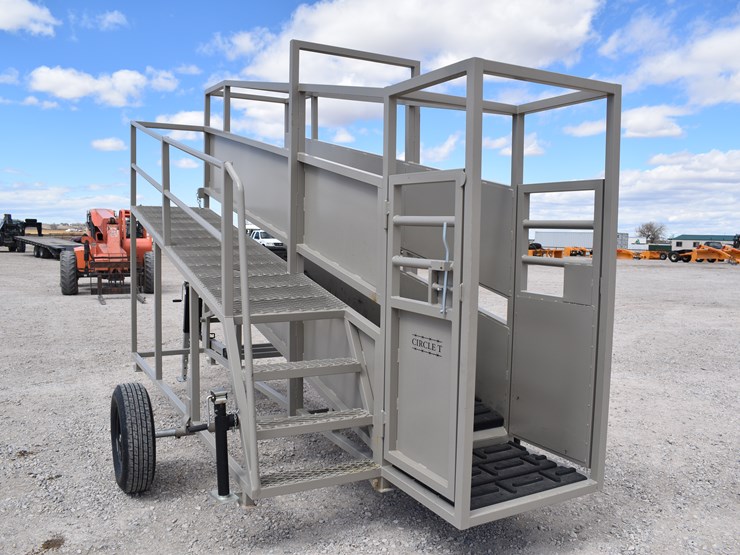 #1084-•-new-circle-t-portable-loading-chute-with-catwalk-image-19