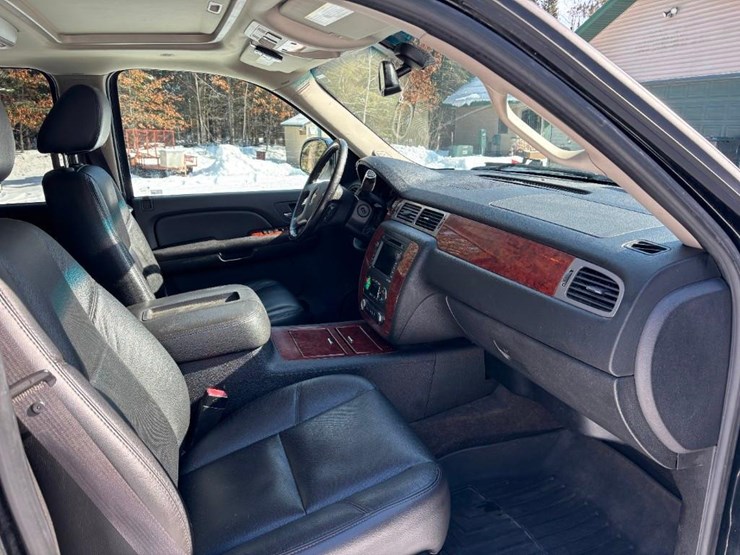 2009-chevrolet-suburban-image-31