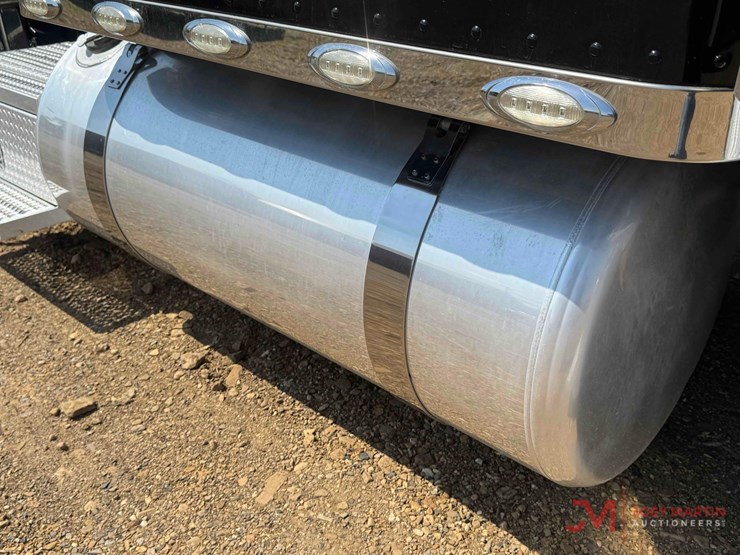 2015-peterbilt-389-image-45