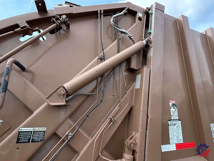 2013-ud-ud3300-s/a-garbage-truck-image-58