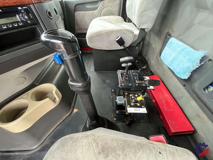 2011-volvo-truck-vhd-tri-axle-dump-truck-image-80