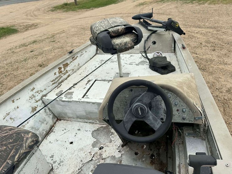 2003-alumacraft-crappie-pro-w/mariner-magnum-40-motor-image-9