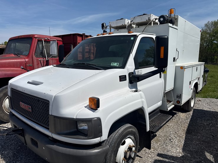 2009-gmc-5500-image-1