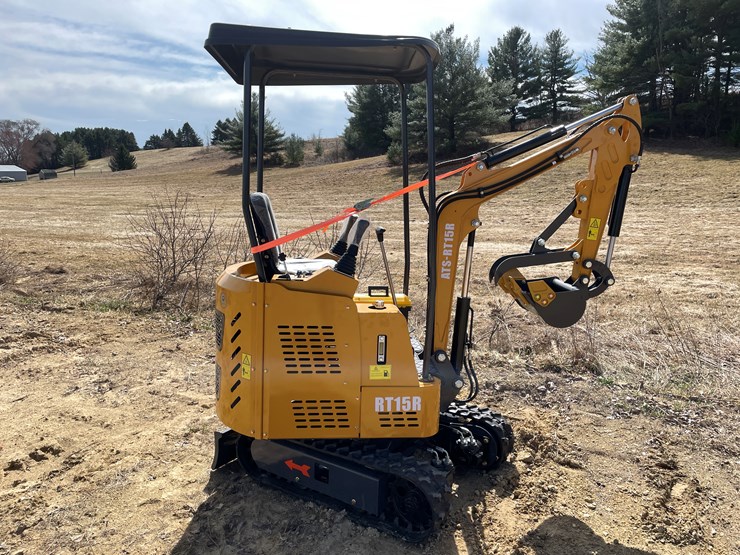 #901-•-new-land-hero-me18-mini-excavator-image-3