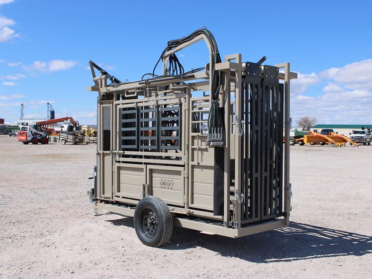 #1085-•-new-circle-t-portable-hydraulic-squeeze-chute-image-4