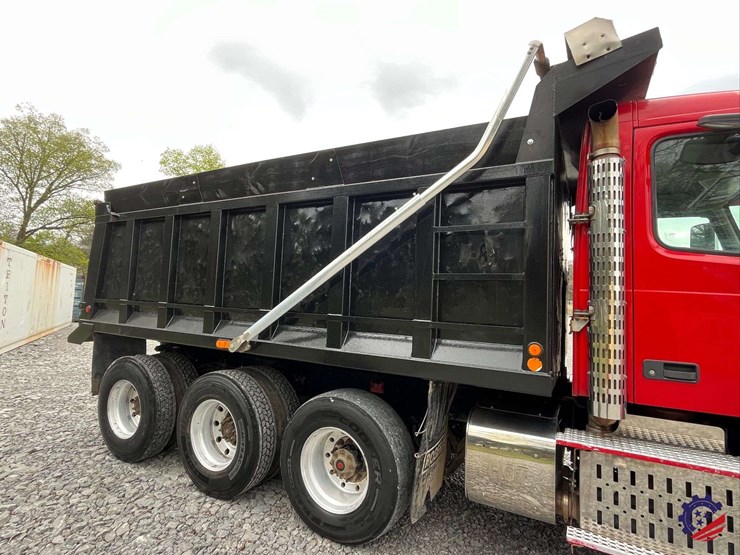 2011-volvo-truck-vhd-tri-axle-dump-truck-image-43