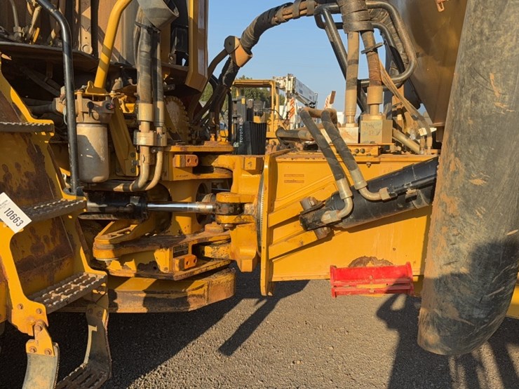 2016-caterpillar-745-image-14