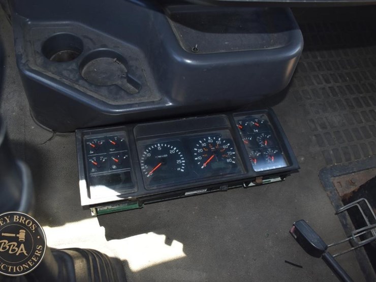 1999-volvo-vnl64t300-image-51