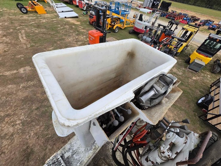 2001-freightliner-fl70-image-10