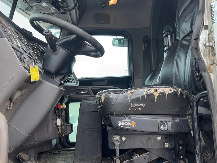 2014-peterbilt-389-image-33