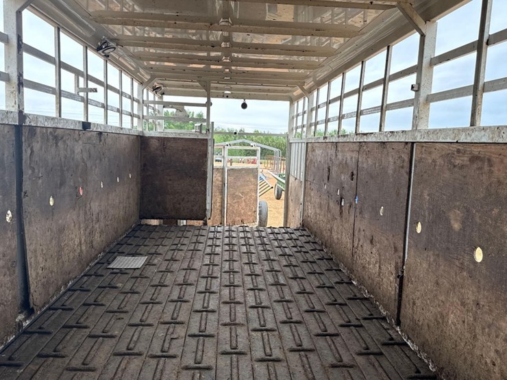 2016-neville-trailer-image-14