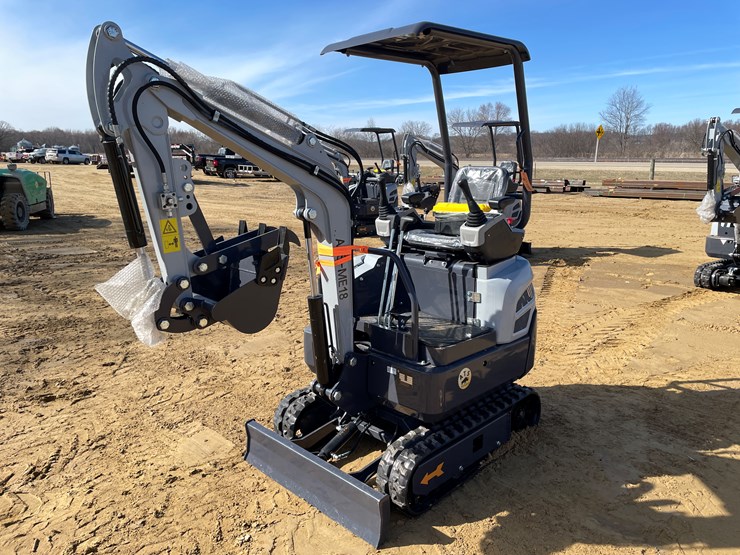 #1031-•-new-ats-me18-mini-excavator-image-1