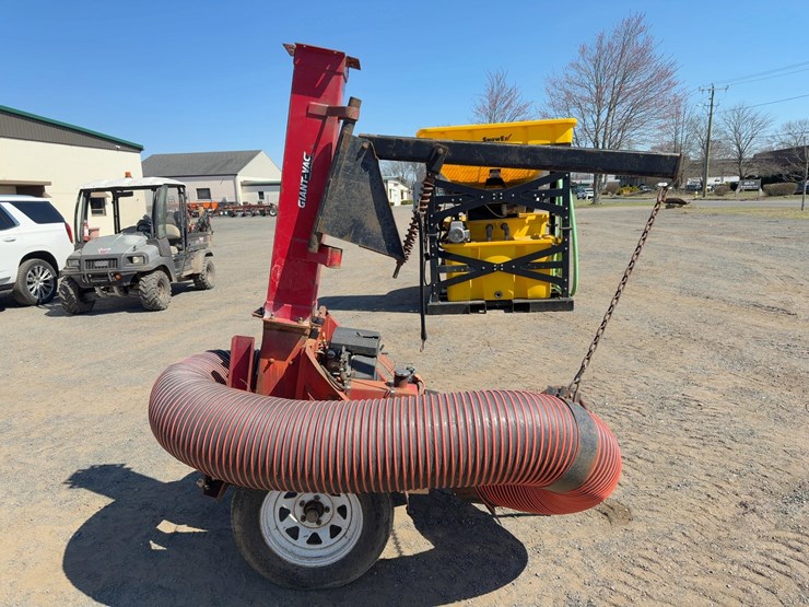 giant-vac-tow-behind-leaf-sucker-image-5