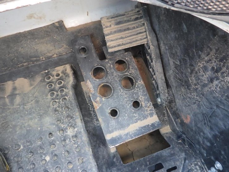 2021-bobcat-t740-image-34