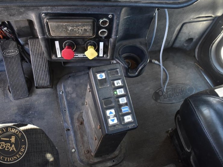 2002-peterbilt-385-image-46