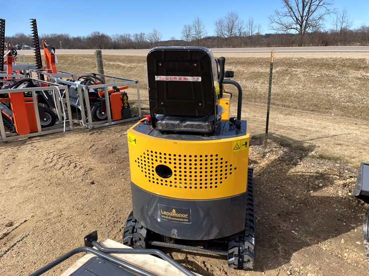 #900-•-landhonor-mini-excavator-image-6