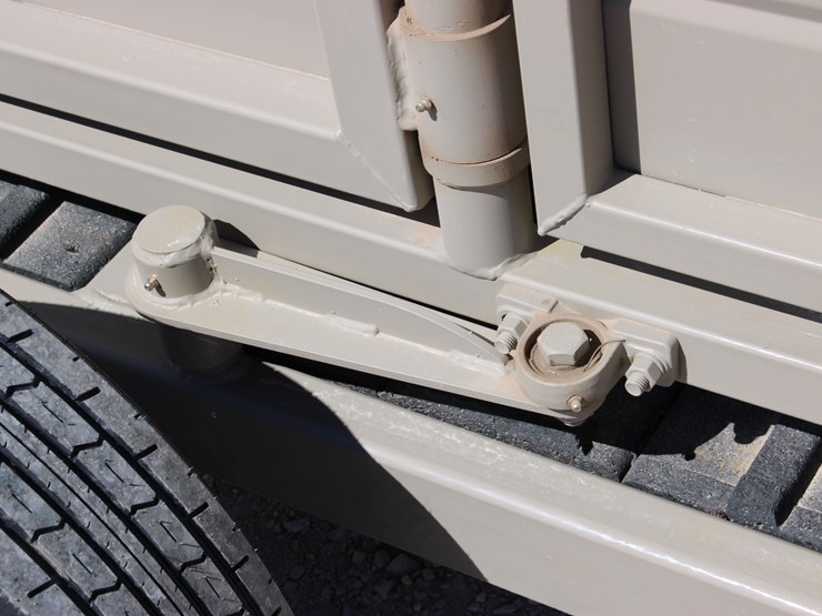 #1085-•-new-circle-t-portable-hydraulic-squeeze-chute-image-19