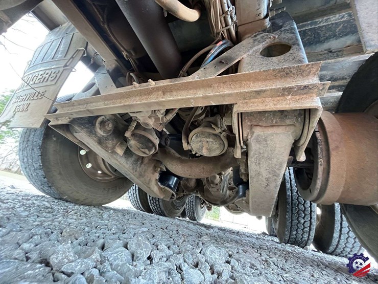 2011-volvo-truck-vhd-tri-axle-dump-truck-image-34