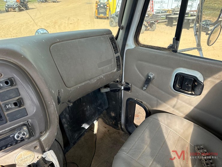 2001-mack-ch613-image-32