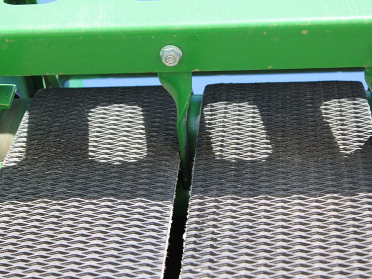 2022-john-deere-560r-image-59