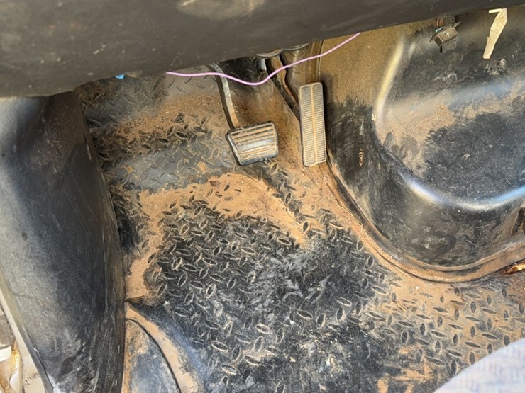 2004-gmc-5500-image-24