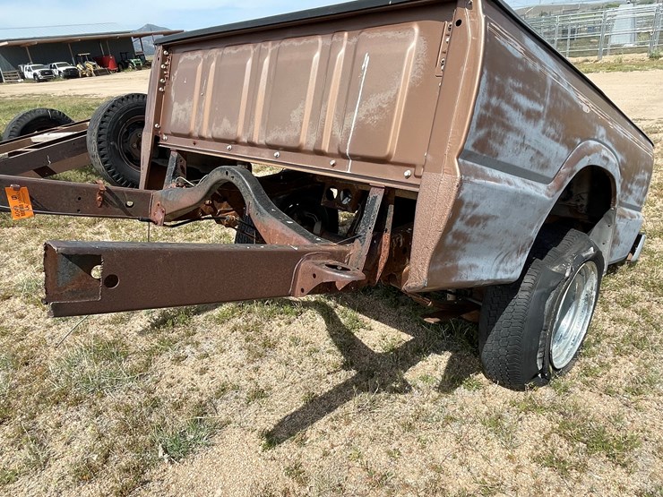 #4049-•-mazda-truck-box-with-rear-axle-image-11