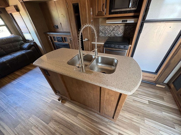 2016-forest-river-sabre-5th-wheel-travel-trailer-image-10