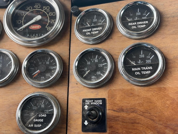 1991-peterbilt-379-sleeper-image-12