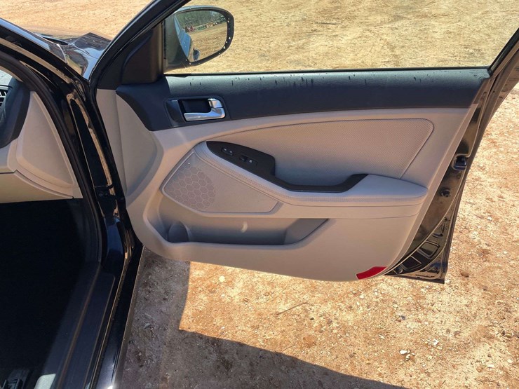 2015-kia-optima-4-door-sedan-(87,692-miles)-image-17