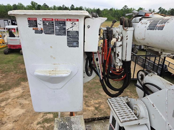 2001-freightliner-fl70-image-9