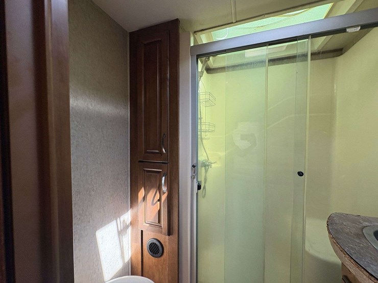 2016-forest-river-sabre-5th-wheel-travel-trailer-image-22