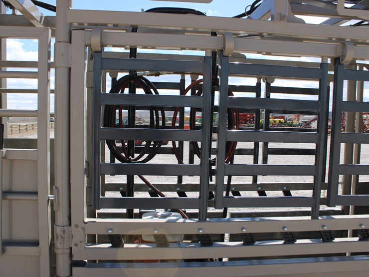 #1085-•-new-circle-t-portable-hydraulic-squeeze-chute-image-32