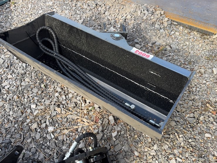 #6003-•-32"-mini-excavator-hyd-tilt-bucket-image-3