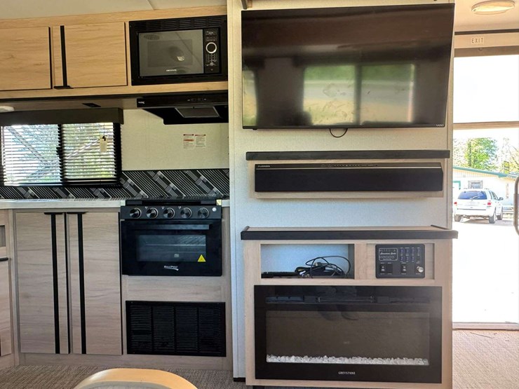 2021-radiance-28bh-bumper-pull-camper---bunks-image-26