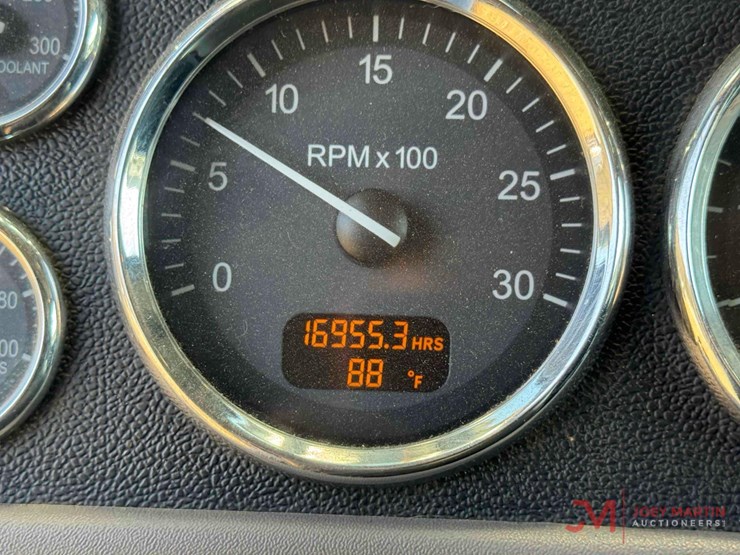 2015-peterbilt-389-image-30