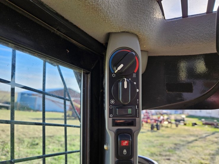 new-holland-l218-image-26