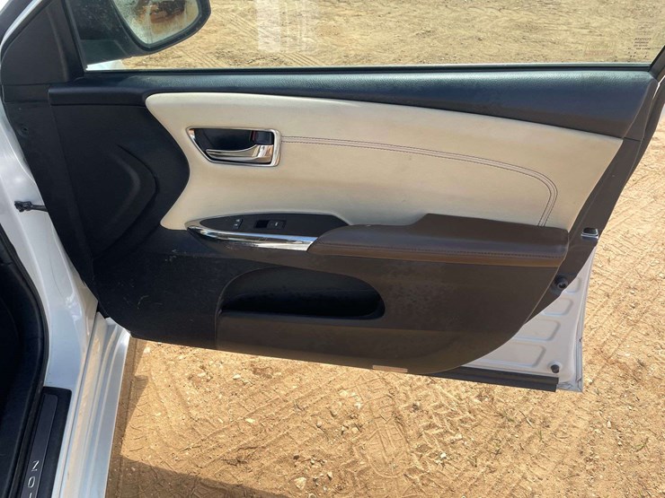 2013-toyota-avalon-hybrid-limited-4-door-sedan-(399,665-miles)-image-17