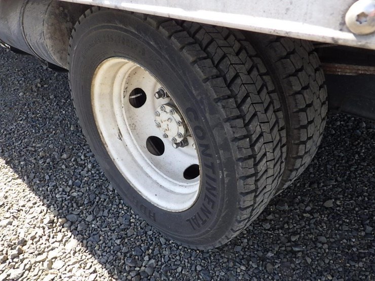 2010-isuzu-npr-image-13