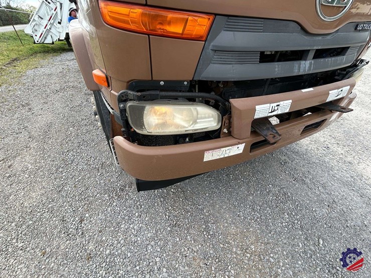 2013-ud-ud3300-s/a-garbage-truck-image-68