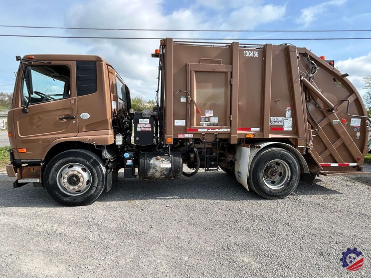 2013-ud-ud3300-s/a-garbage-truck-image-2