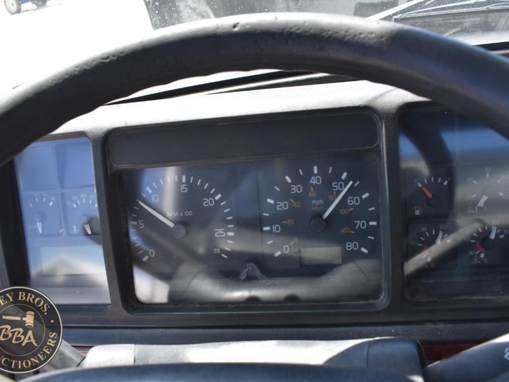 1999-volvo-vnl64t300-image-49