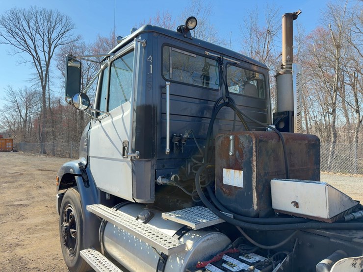 1999-freightliner-fl112-image-20