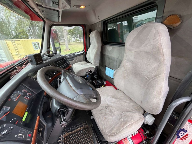 2011-volvo-truck-vhd-tri-axle-dump-truck-image-78