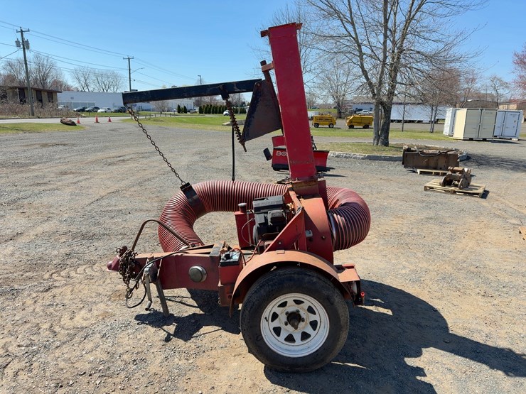 giant-vac-tow-behind-leaf-sucker-image-2
