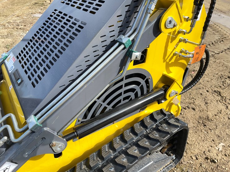 #213-•-landhonor-mini-skid-steer-loader-image-10