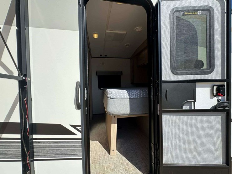 2021-radiance-28bh-bumper-pull-camper---bunks-image-44