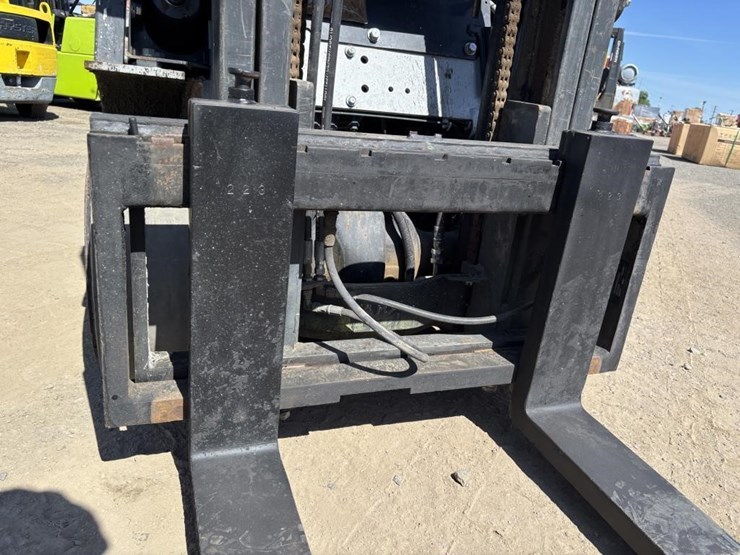 2011-nissan-mcp1f2a25lv-image-11