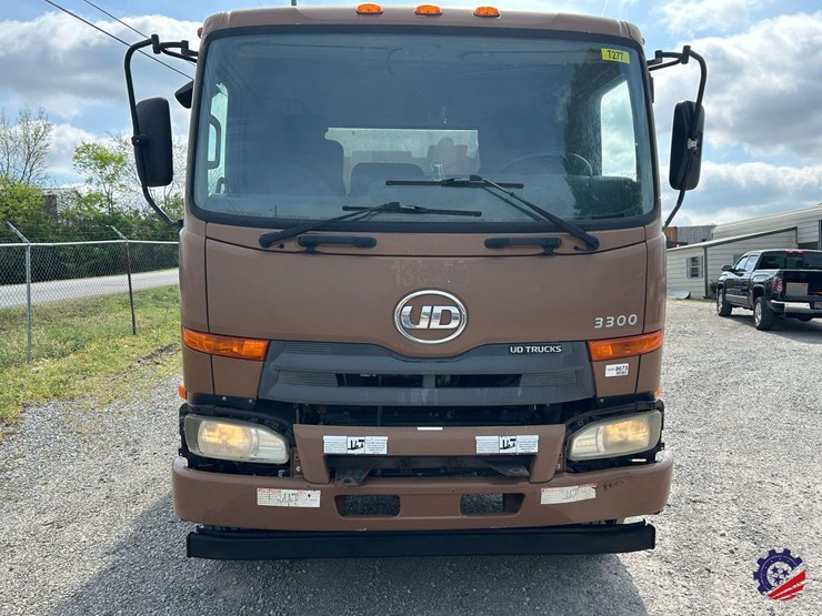 2013-ud-ud3300-s/a-garbage-truck-image-8