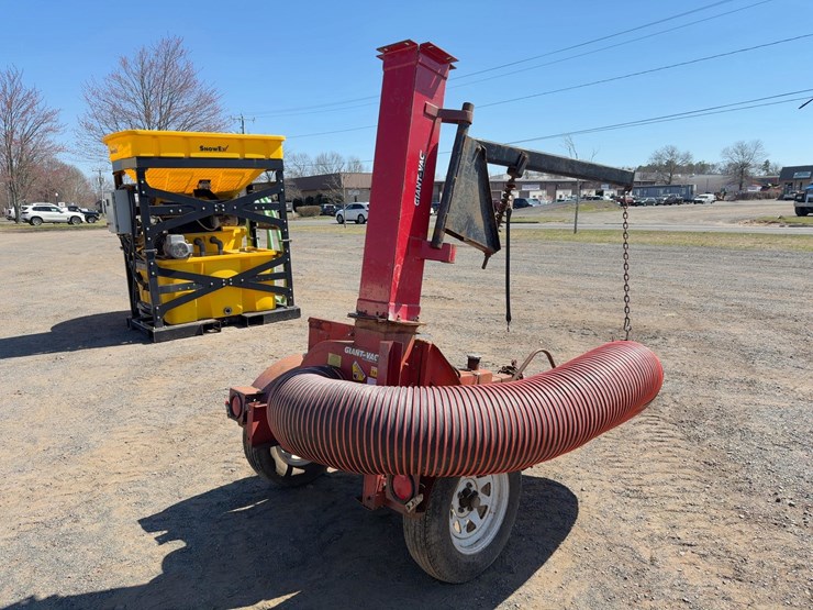 giant-vac-tow-behind-leaf-sucker-image-4