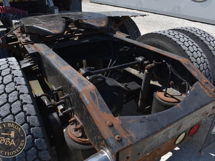 1999-volvo-vnl64t300-image-24